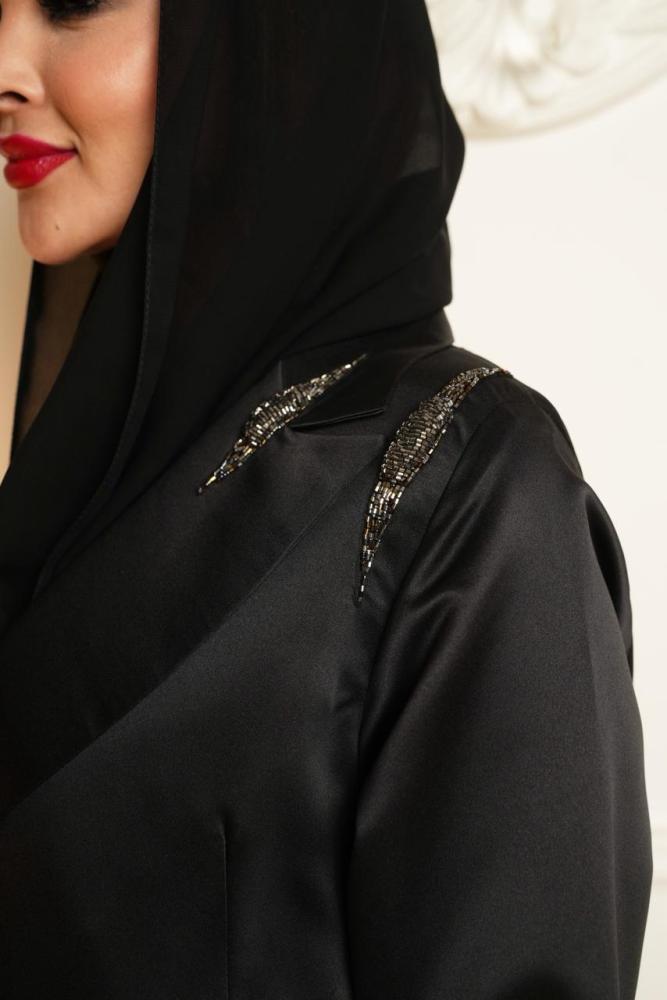 عباية بليزر اسود تفته ستان بتطريز مختلف انيق