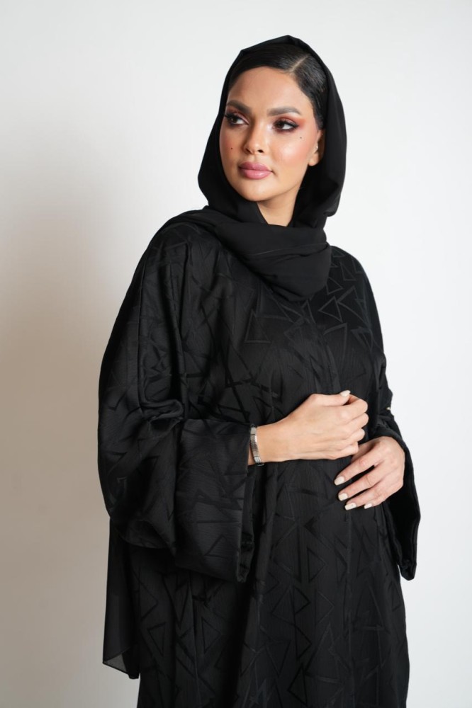 عباية عملية كريب حريري بنقش خفيف مثلثي