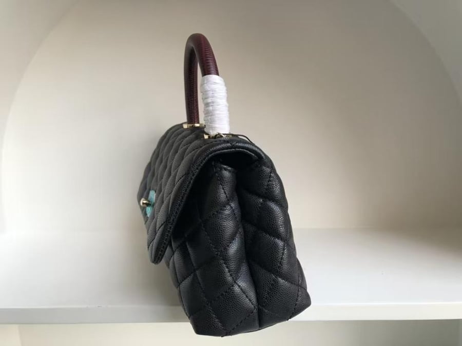A bag to carry, imitation of a high-quality brand