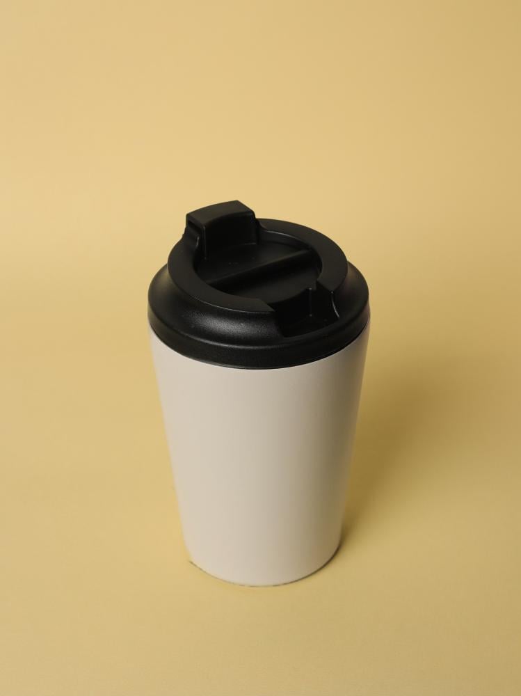 كوب قهوة بتصميم الأشجار