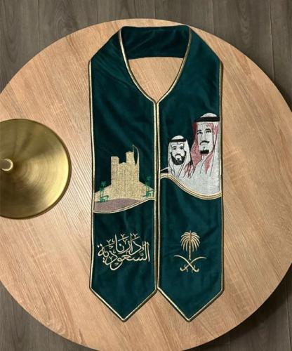 وشاح اليوم الوطني السعودي المخملي المطرز بالذهب للملك سلمان والأمير محمد
