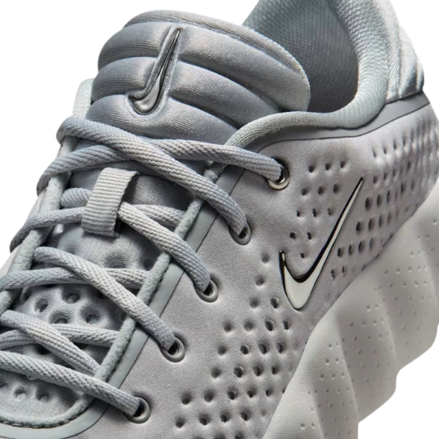 حذاء رياضي مايند (Nike Mind 002) للجنسين باللون الرمادي