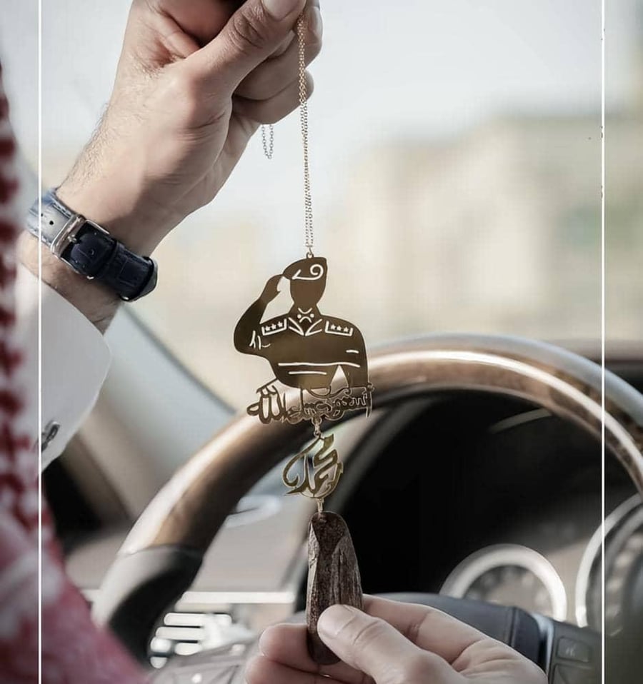 تعليقة سيارة مذهبة بتصميم عسكري مع اسم وكسرة عود طبيعي