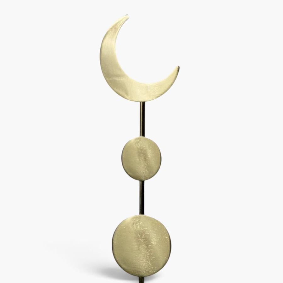ستاند ديكور رمضان هندي ذهبي مع قاعدة خشبية دائرية بتصميم هلال – ارتفاع 61 سم وقطر 17 سم
