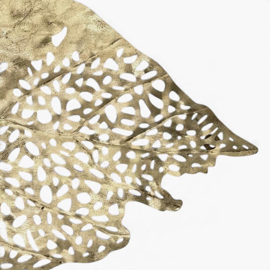 تحفة جدارية معدنية ذهبية بتصميم أوراق نباتية مفرغة – 50 × 34 سم