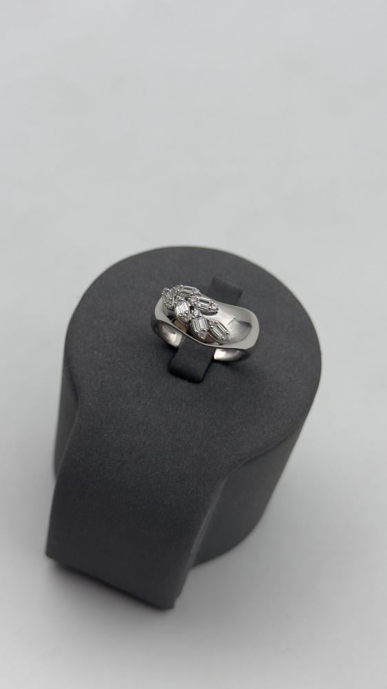 White 18-karat gold ring