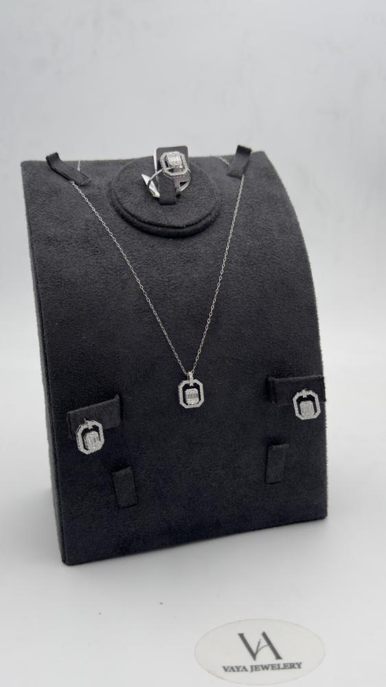 Half a gold set of 18 karat