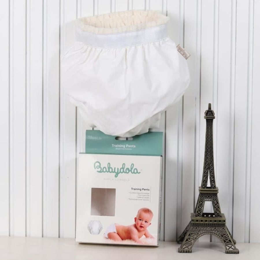 تعليم الحمام, يتميز هذا سروال تدريب مقاوم للماء ,ماركة Babydola بتصميم مقاوم للماء ومانع للتسرب لضمان الجفاف والراحة.  المواد: مصنوع من مواد آمنة وناعمة على بشرة الطفل الحساسة.  المرونة: مزود بـ حزام مطاطي مريح يمنح ثباتًا دون ضغط على البطن ويسهل حرية الح