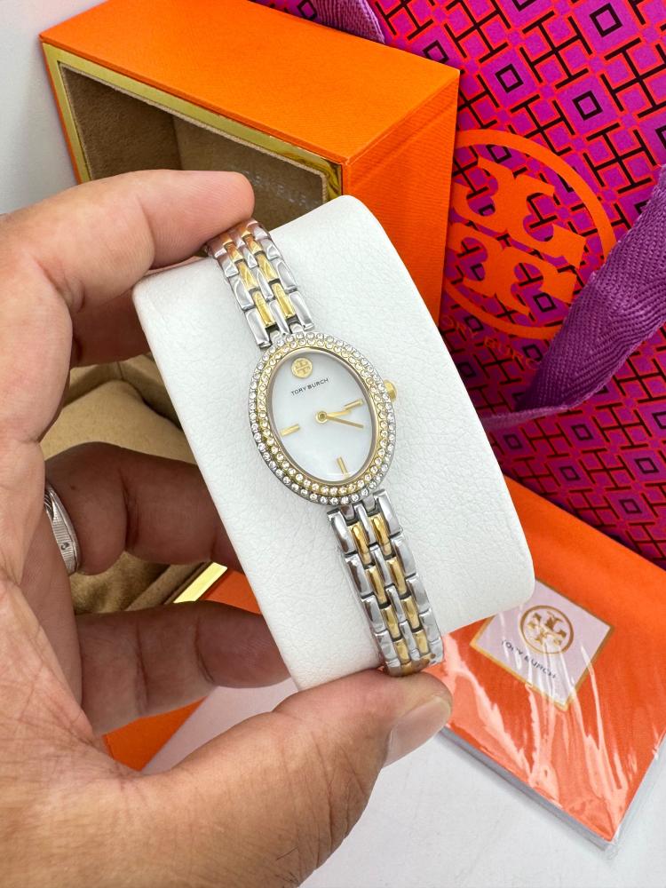 ساعة توري بورش نسائية بيضاوية بميناء أخضر ملاكيت وسوار ذهبي (Tory Burch Oval Watch - Green Malachite / Gold).