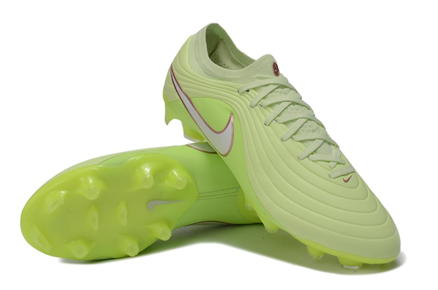 جزمة كرة قدم Nike Phantom