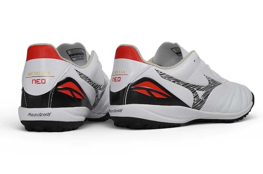 جزمة كرة قدم Mizuno