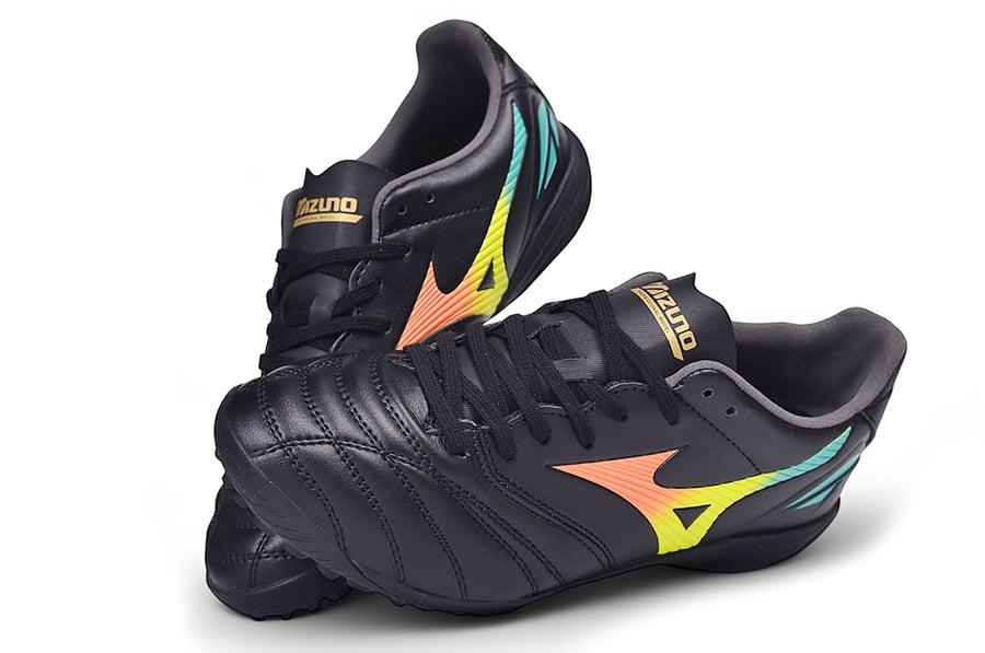 جزمة كرة قدم Mizuno