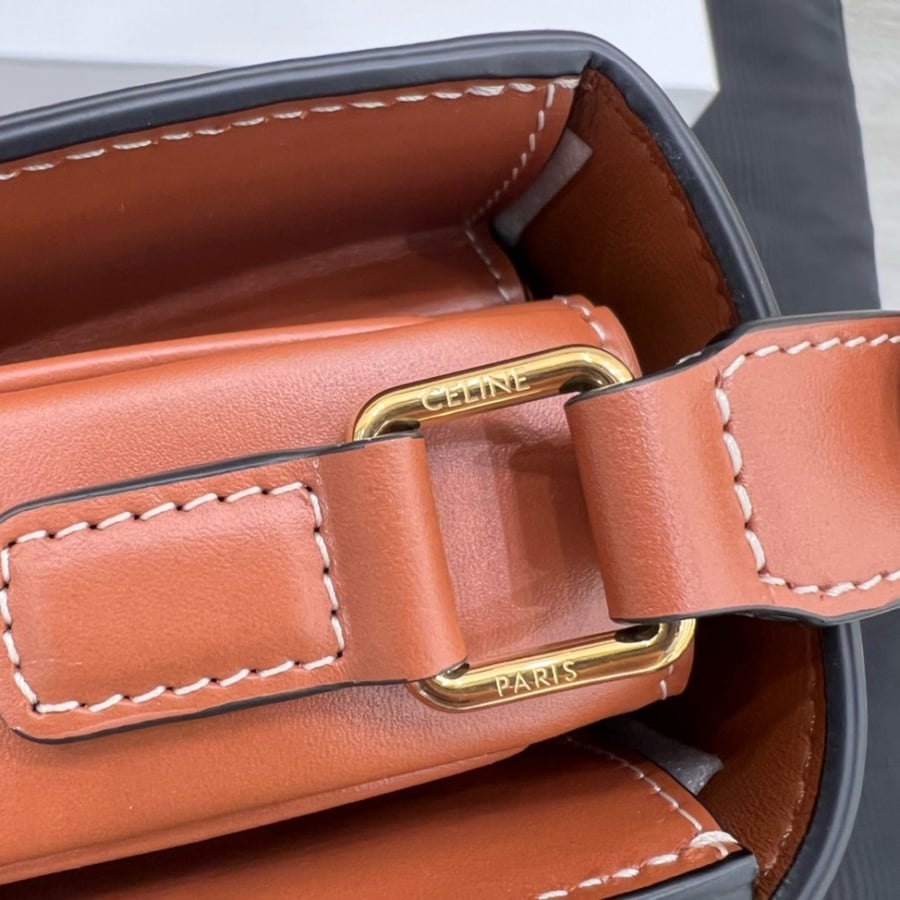 Size : 22.5x16.5x7.5 cm