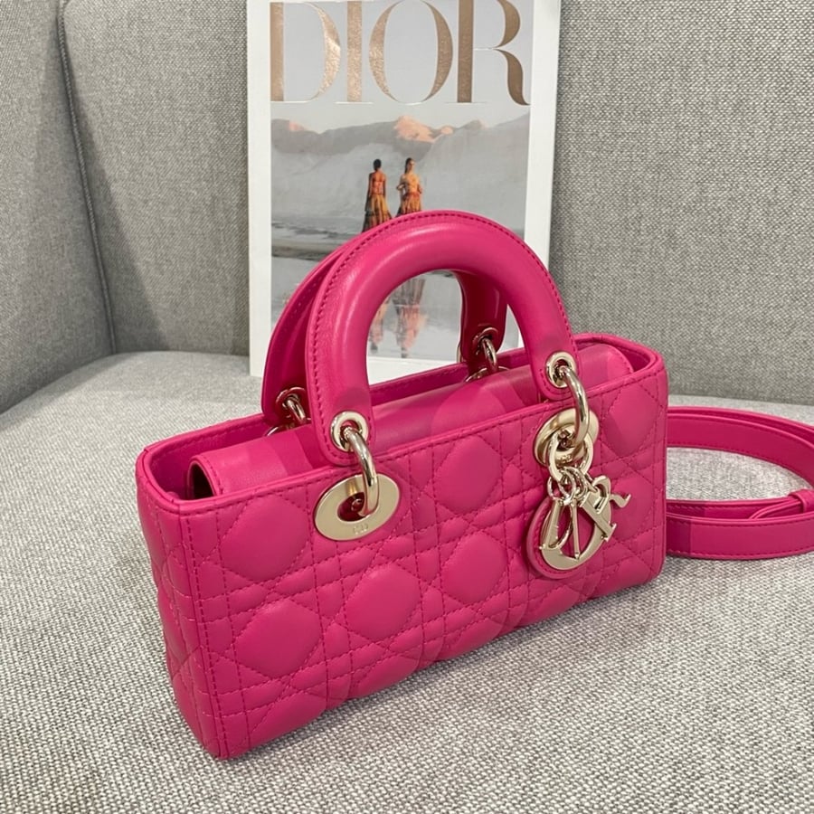 Size: 22x11x6cm