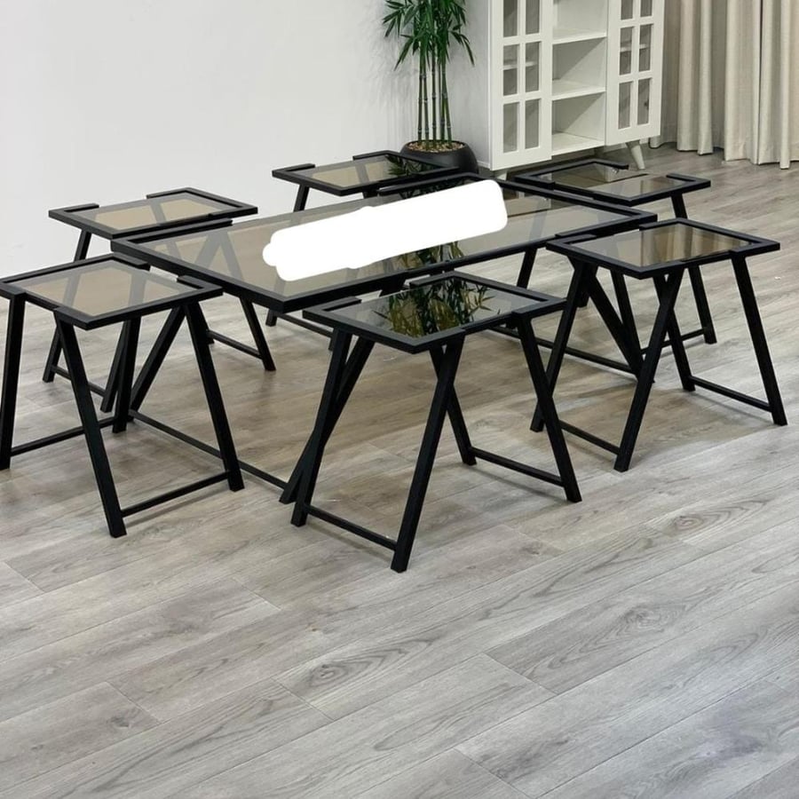 طقم طاولات أنيق بسطح زجاجي شفاف