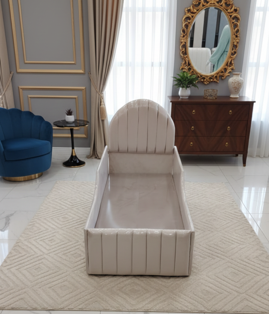 سرير أطفال بحواجز حماية- تصميم ملكي ناعم