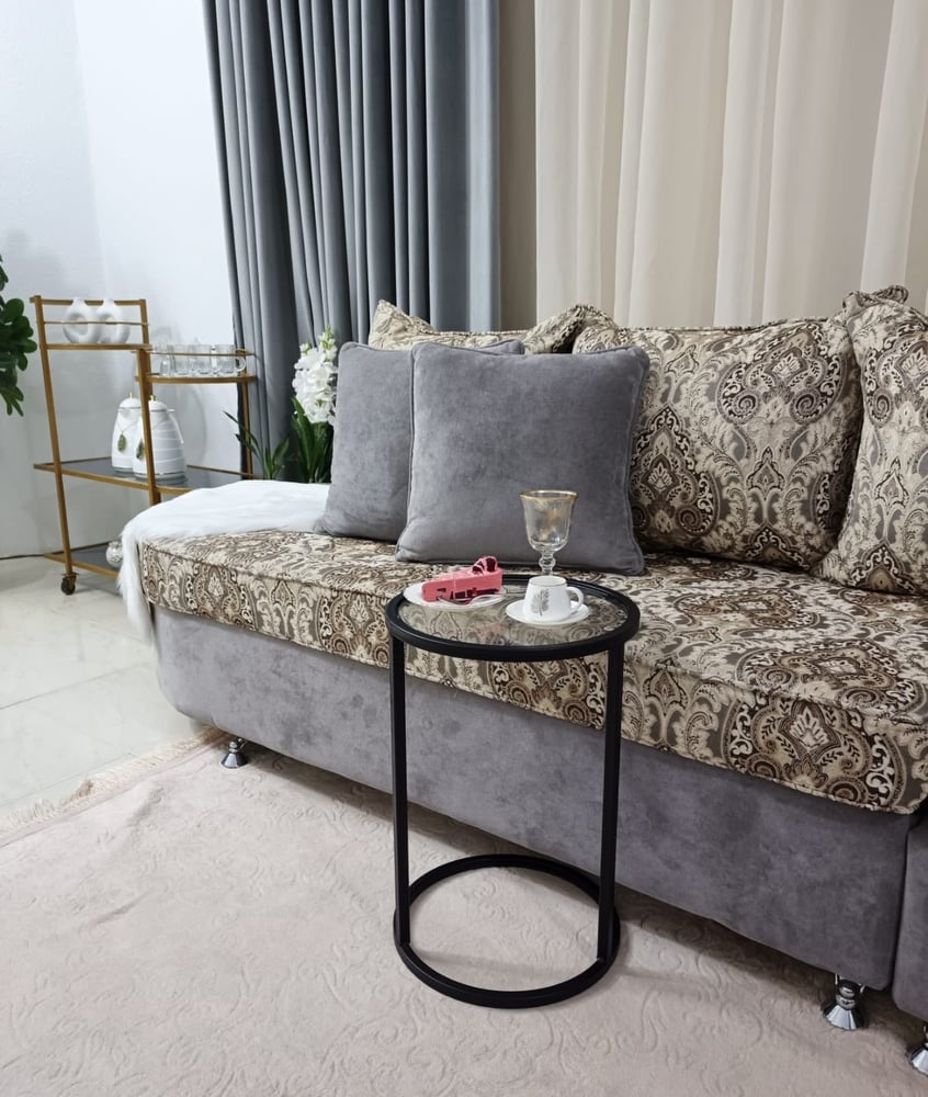 طاولة خدمة زجاجية مع قواعد معدنية