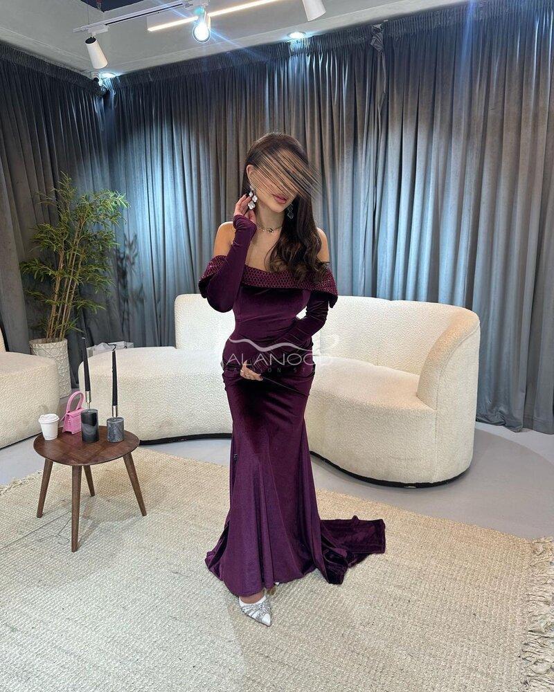 فستان مخمل ناعم عنابي بأكتاف مكشوفة