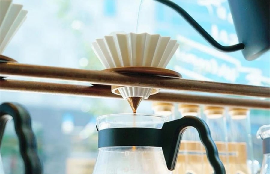 قمع الترشيح مطابق لـ اوريقامي مع قاعدة من خشب الجوز 02 | لون ابيض V60 Dripper