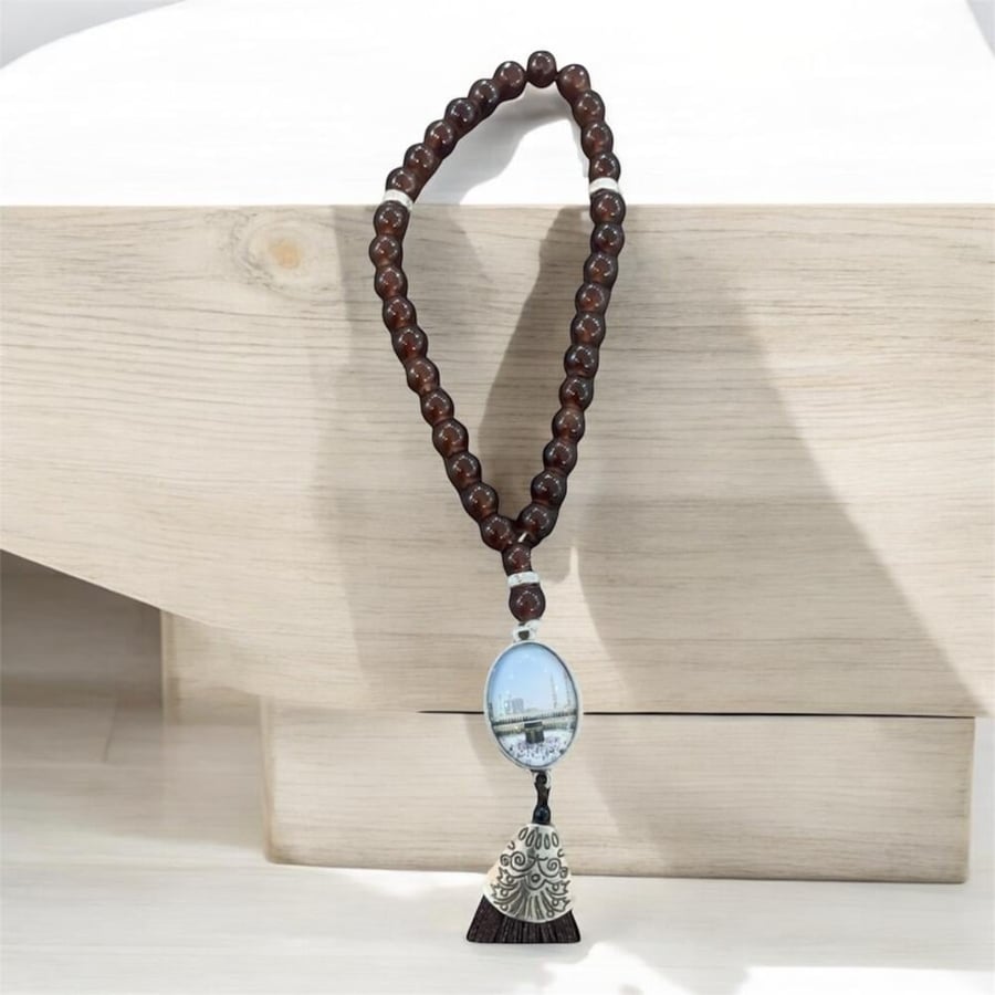 سبحة - سبحة بتصميم الكعبة المشرفة  - اللون البني  Tasbih - Tasbih with the design of the Holy Kaaba - Brown color, price 4 riyals