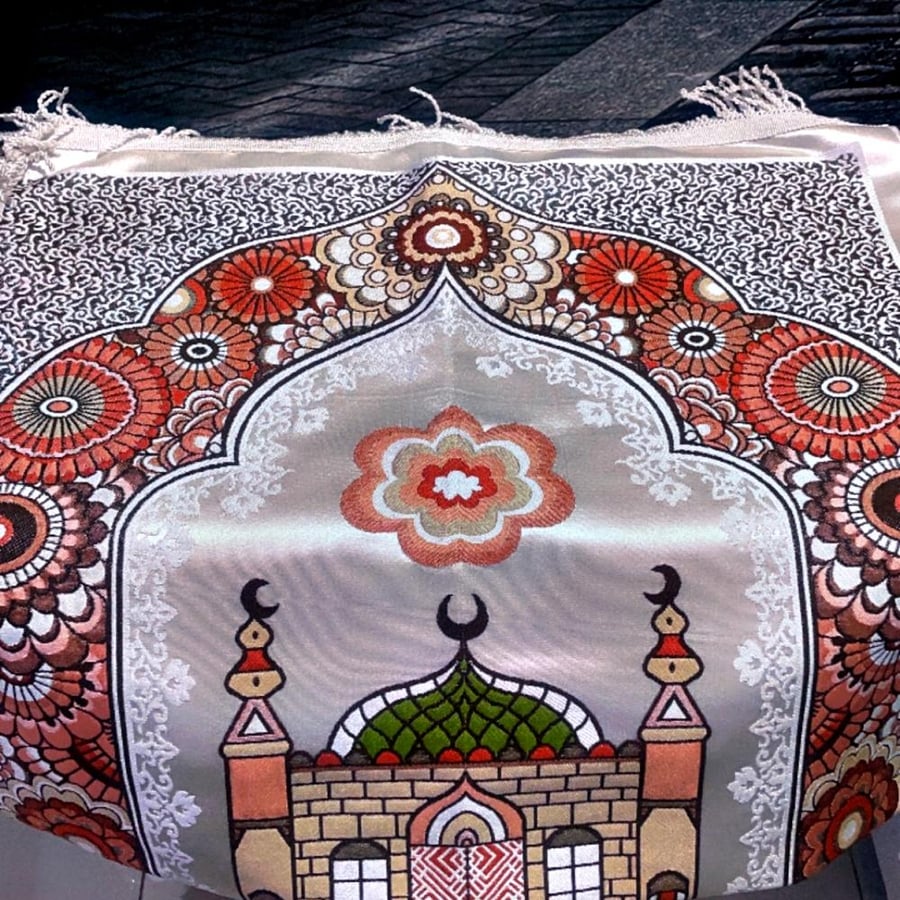 سجادة-  سجادة صلاة بتصميم القبة النبوية الشريفة