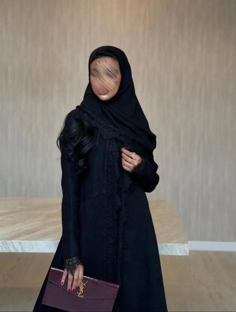 عباية كريب كسرات خفيفة مع لمعة ودانتيل نص  كلوش
