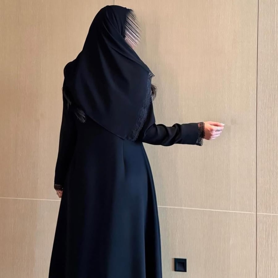 عباية بليزر كريب مع دانتيل راقي في الكم والياقه-متجر ريفانا