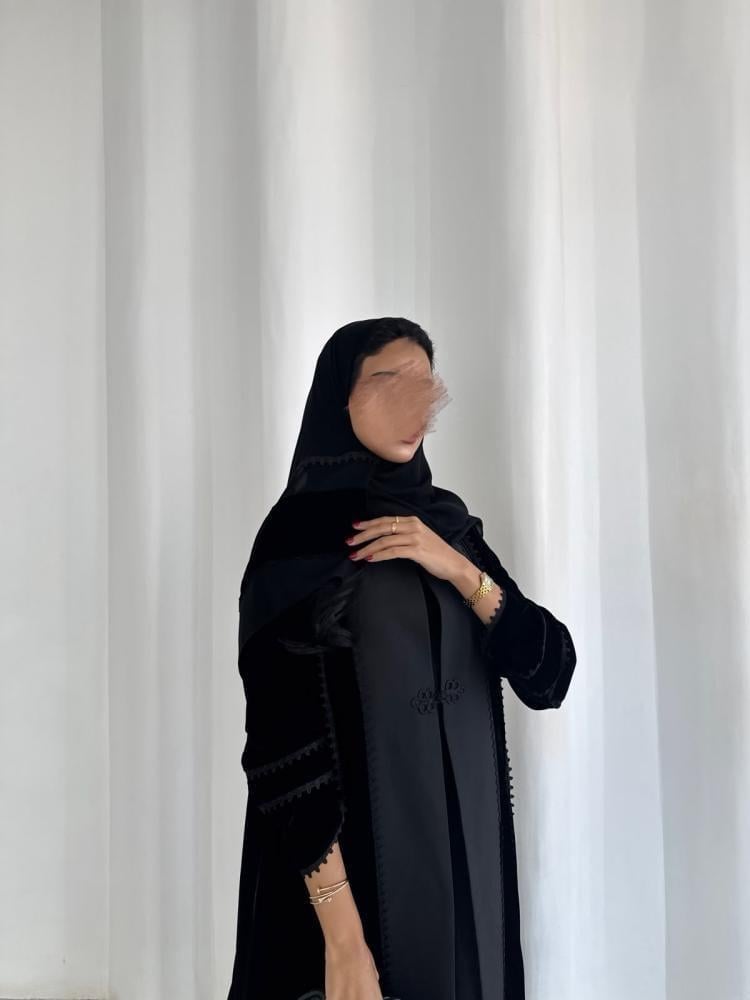 عباية شتوية مخمل باللون الأسود والرمادي