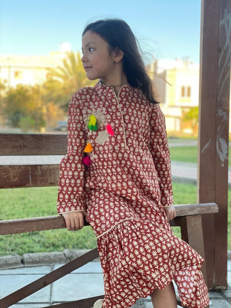 جلابية أطفال بنات- مشجرة باللون المارون الفاتح  والجملي