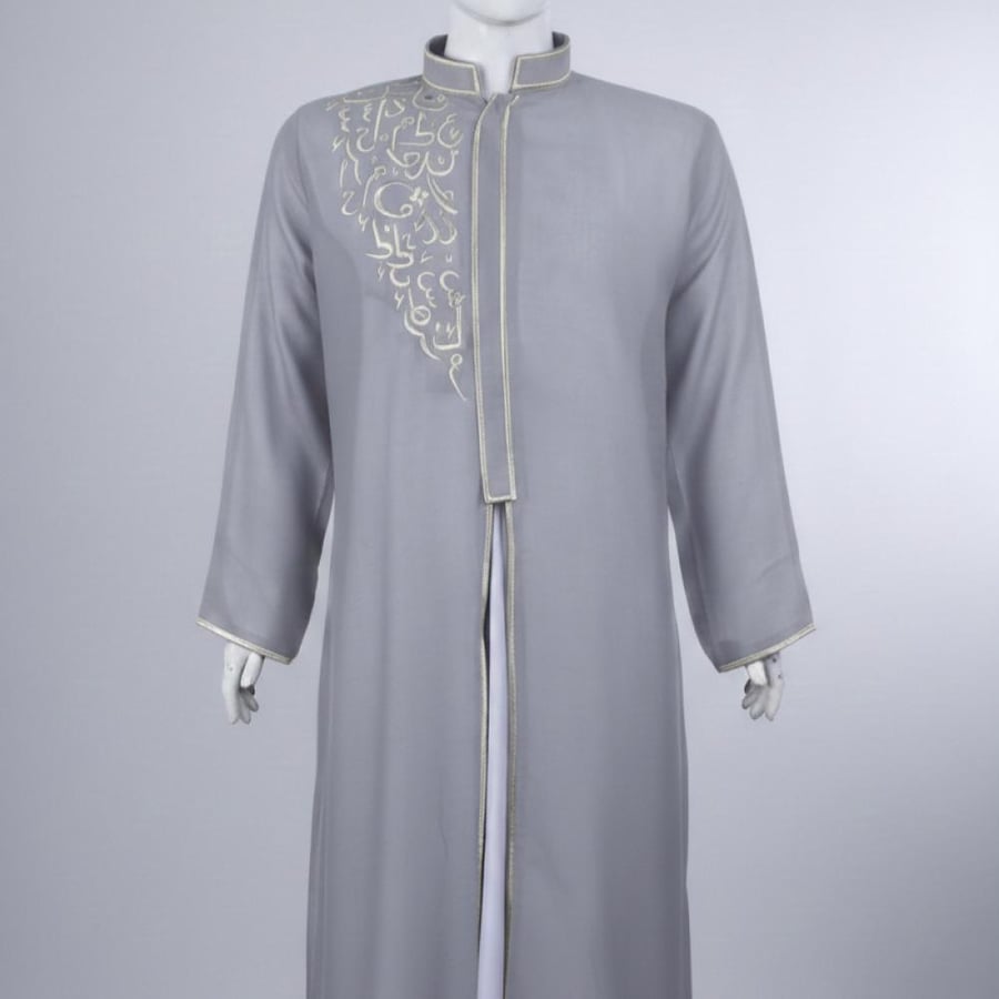 دقلة ولادي رصاصية بتطريز عربي فاخر – تصميم نجدي عصري من ملبوسات العماد