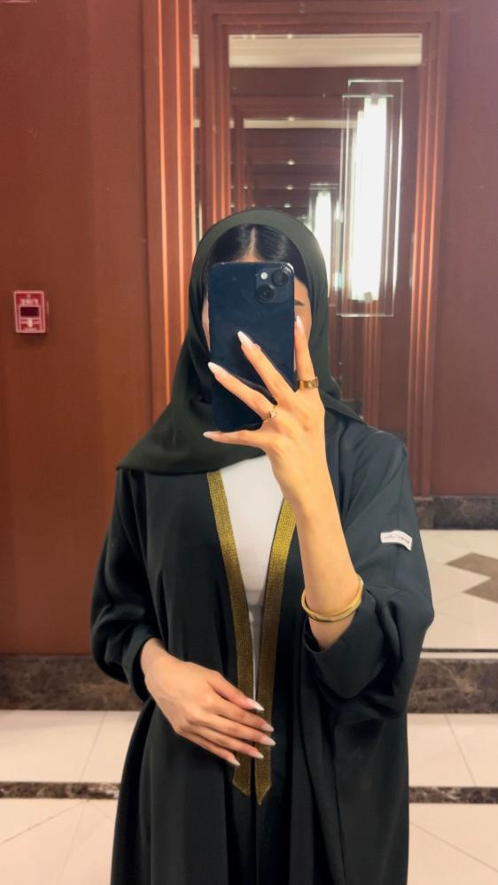 عباية زيتي كريب بأطراف ذهبي 023