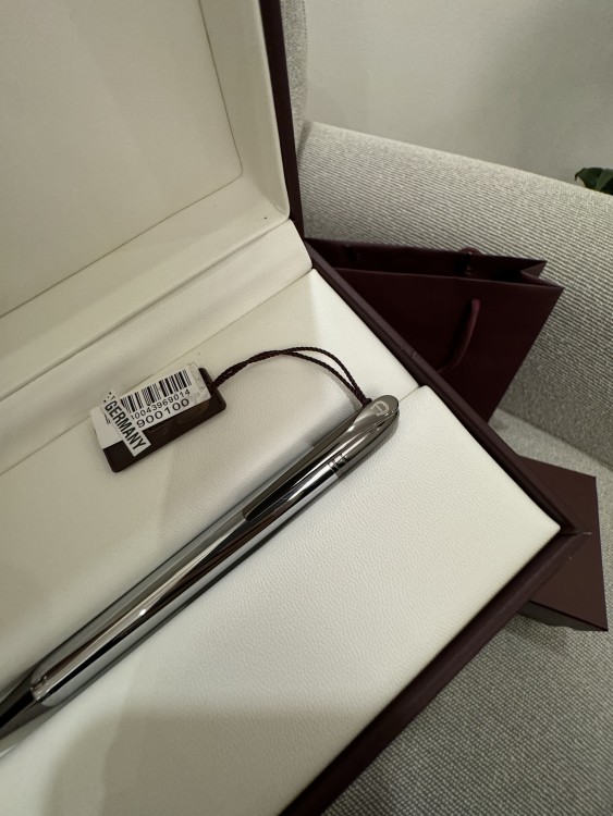 Aigner قلم