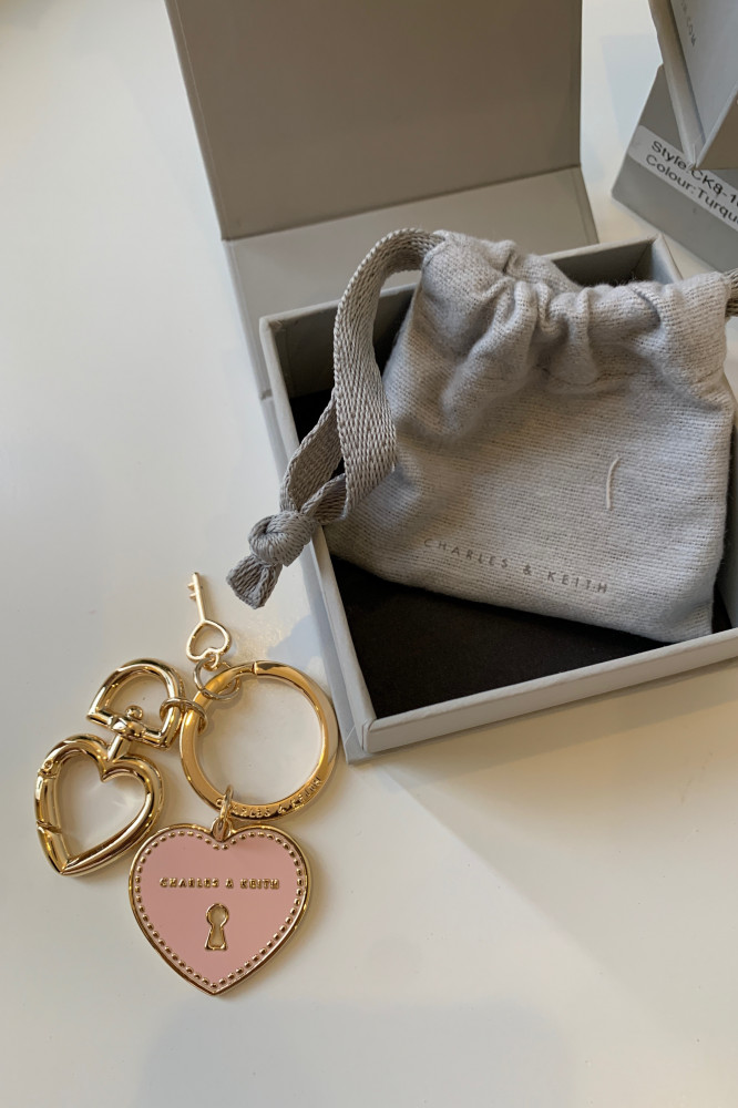 ميدالية Charles & Keith