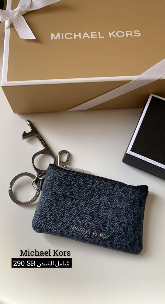 Michael Kors ميداليه
