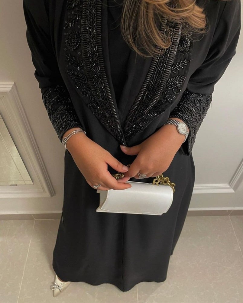 عباية كتف قماش ملكي تطريز اسود فاخر -ايف ستايل