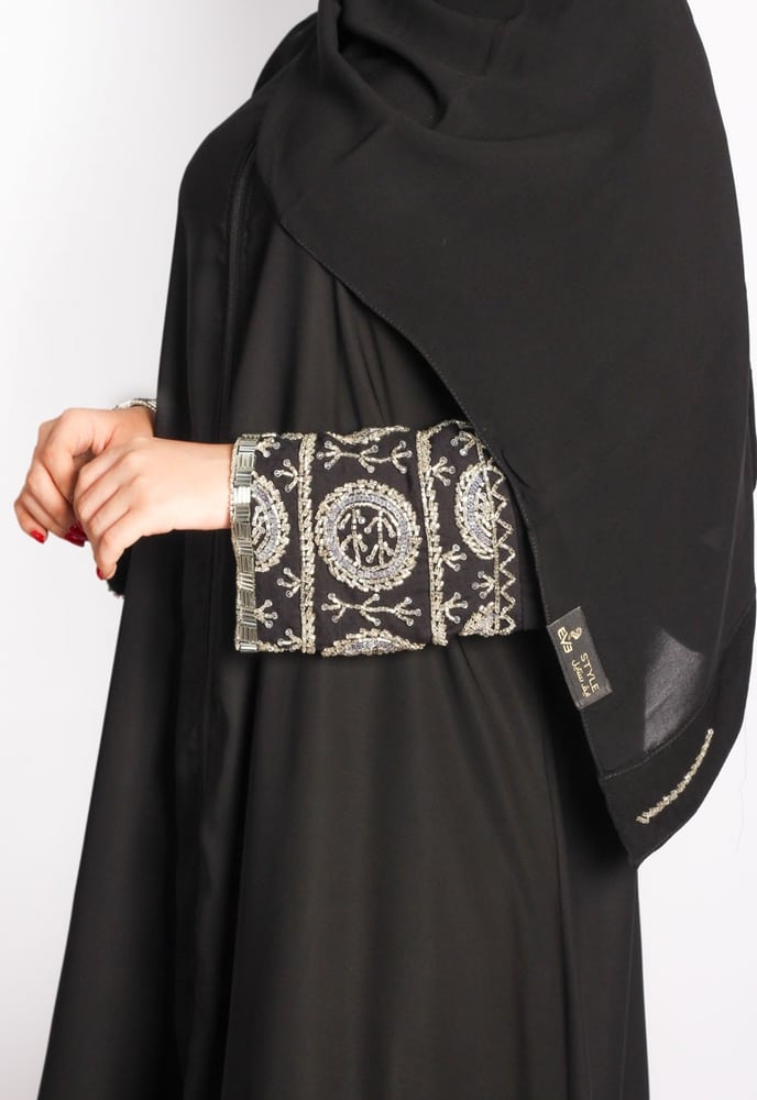 عبايات كلوش سوداء