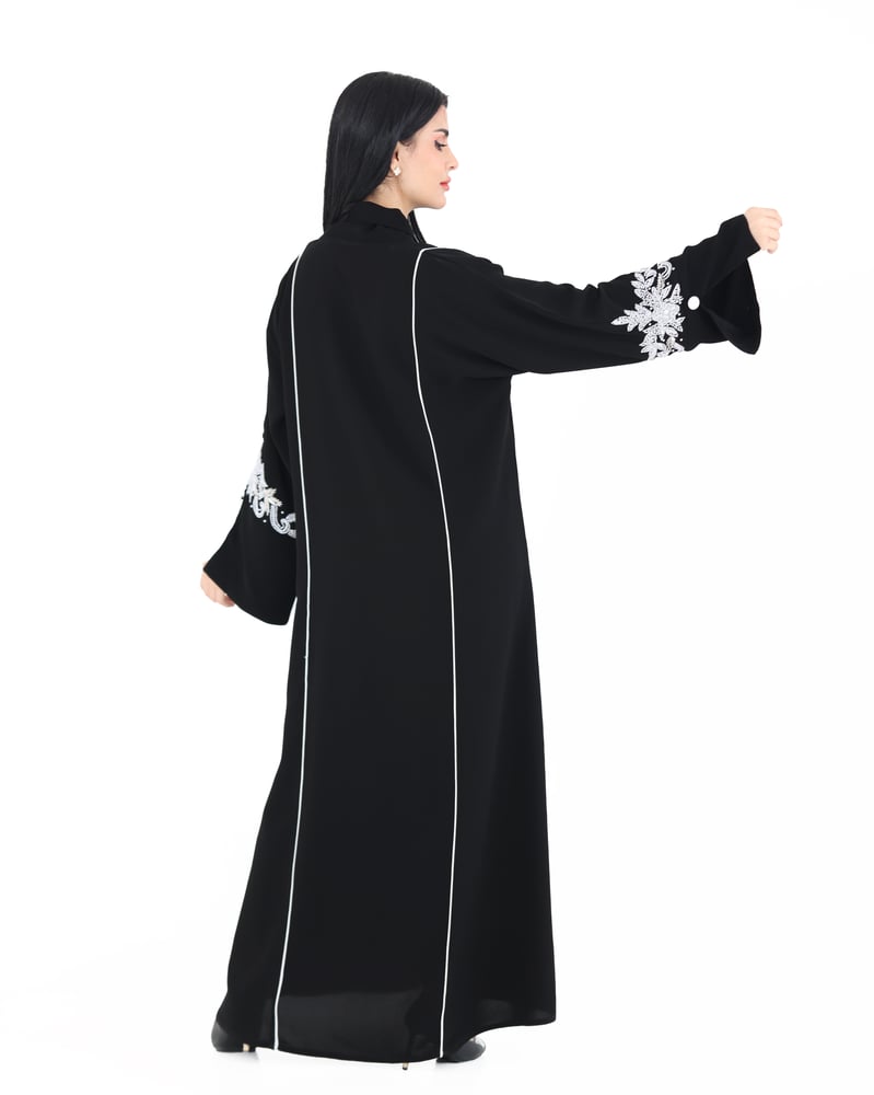 عبايه مخططه ابيض