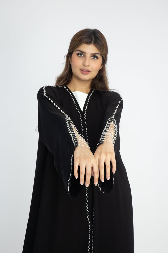 عبايه سوداء فخمه