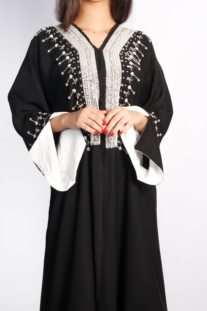 عباية كتف مطرزة  ايف ستايل
