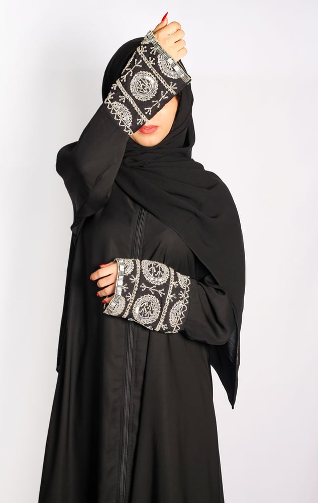 عبايات كلوش سوداء