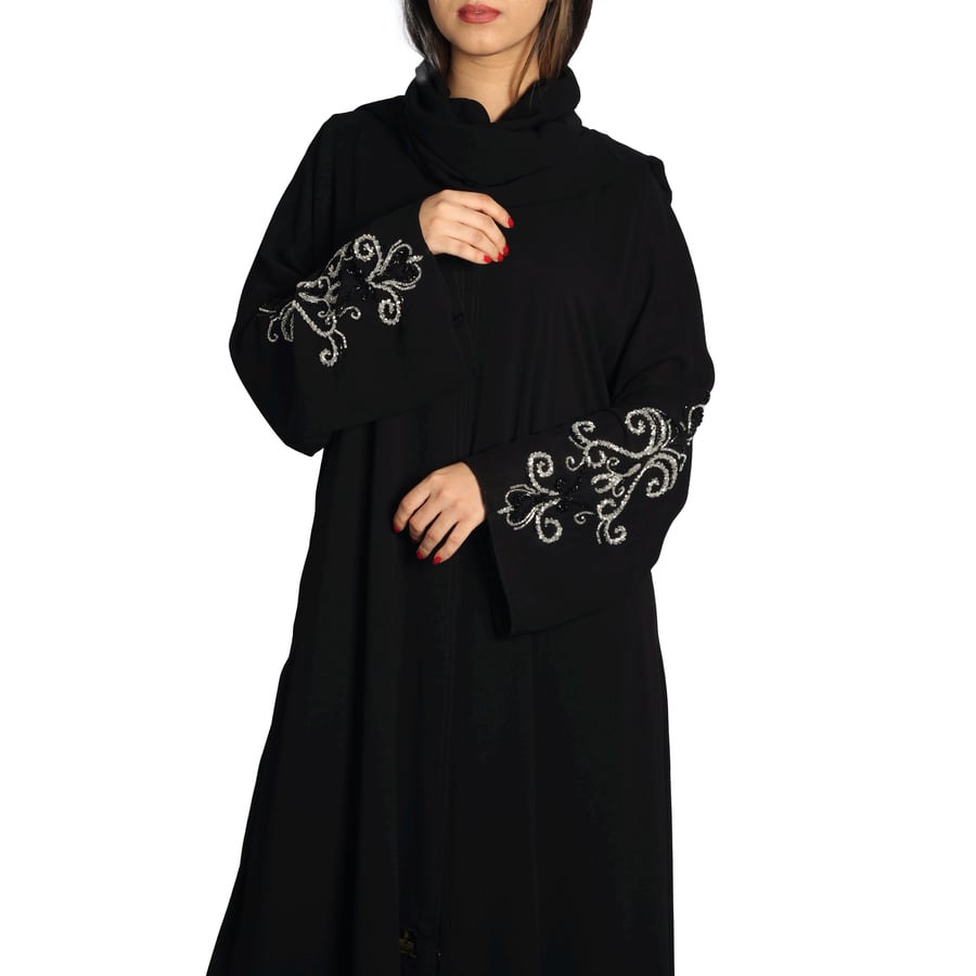 عبايات مطرزة بالخيط