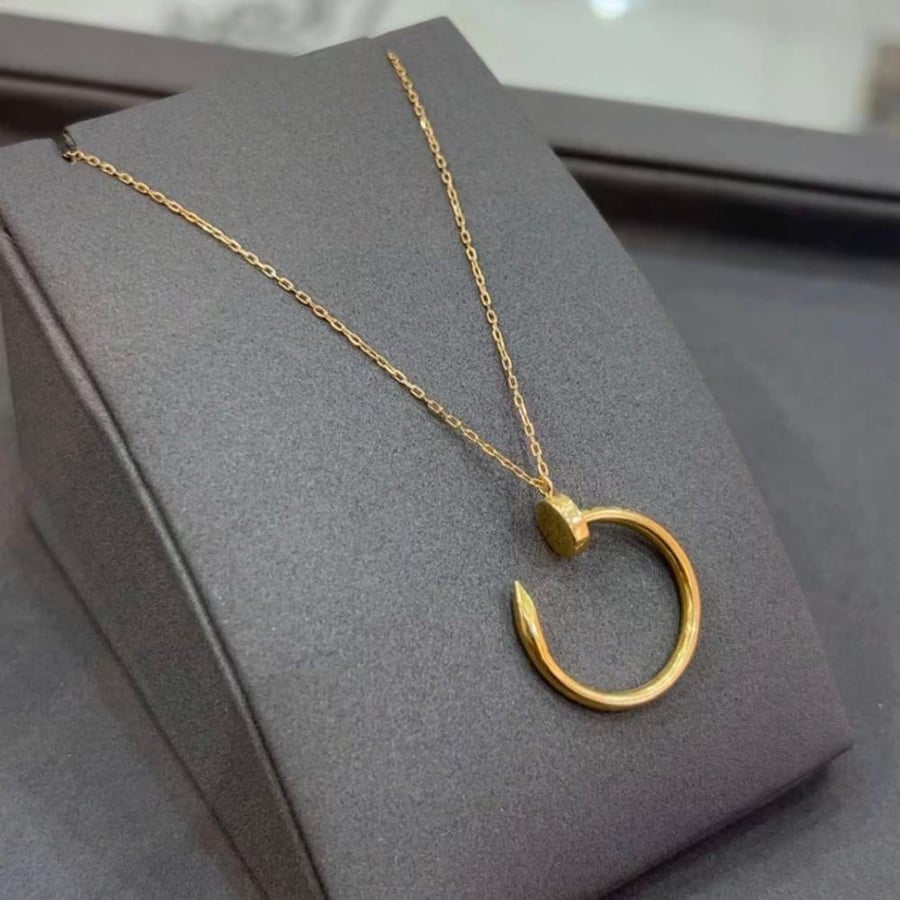 عقد مميز عيار 18