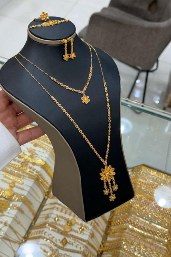 طقم ذهب ناعم بتصميم فريد وعصري ذهب خالص عيار 21