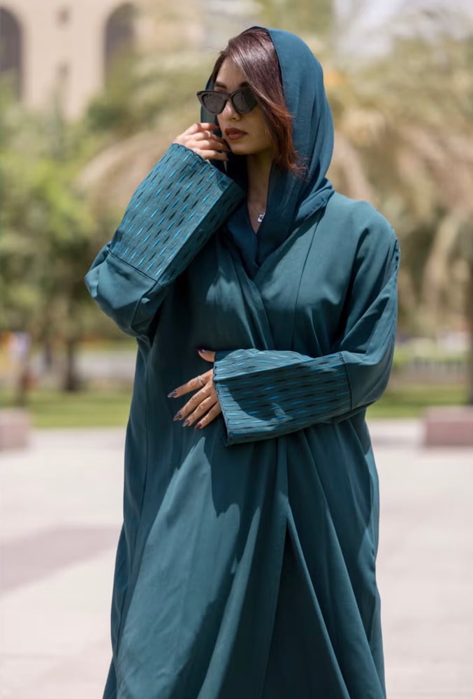 عباية بتصميم فريد بياقة على شكل حرف  وأكمام مطرزة باللون الأزرق المخضر مقاس 52
