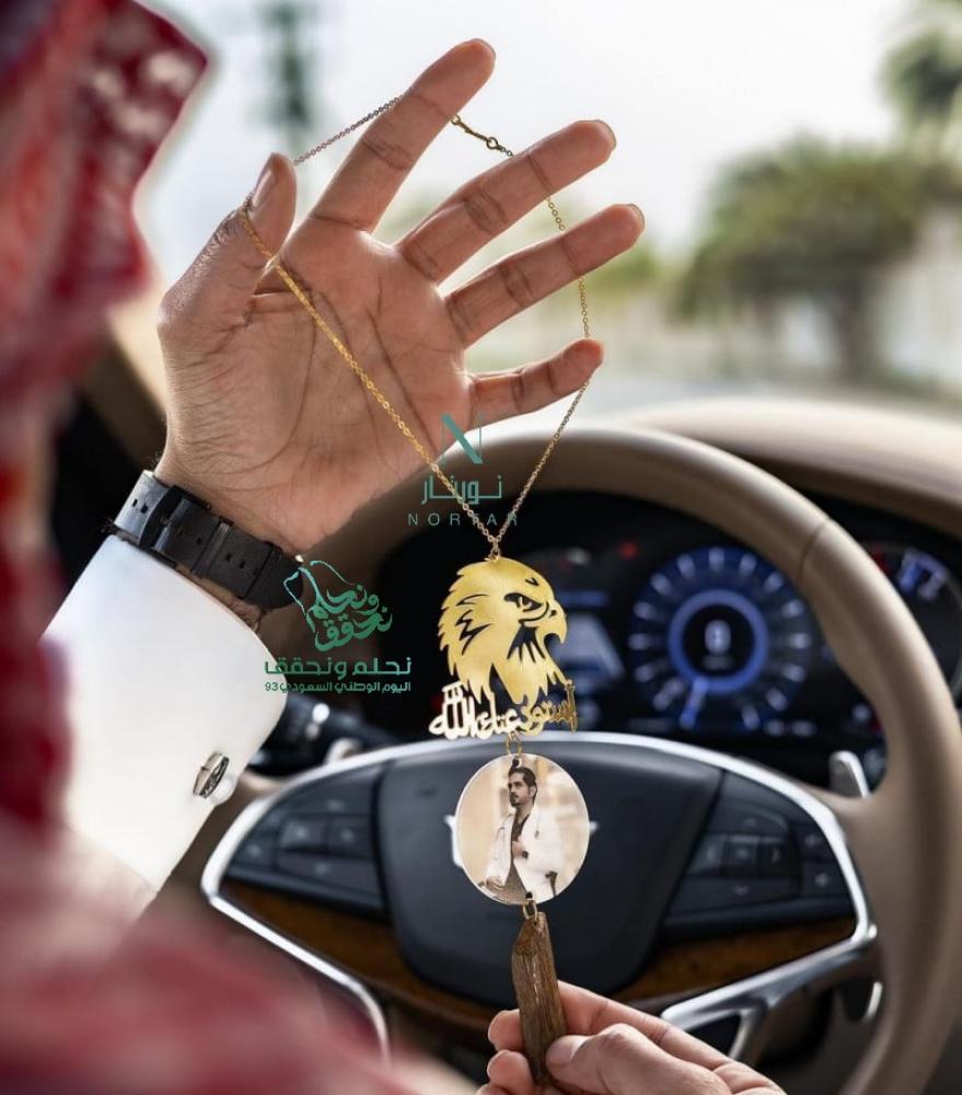 Car pendant with the shape of the falcon