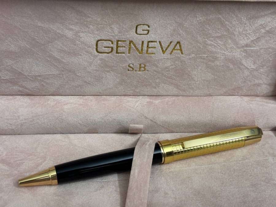 13-جينيفا   Geneva / ذهبي أسود نقش كبير