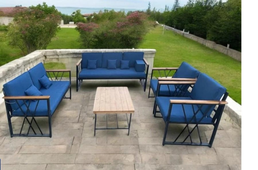 Outdoor seating for 7 people
