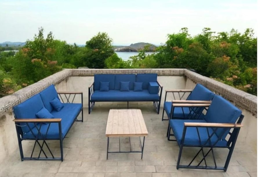 Outdoor seating for 7 people