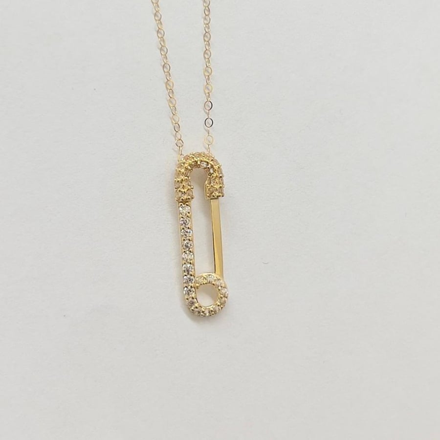 Soft gold necklace, 18 karat, with Italian clasp design, weight 0.8 grams