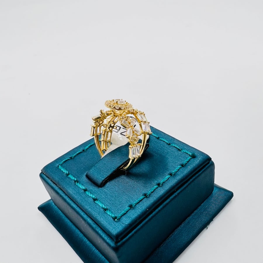 Gold ring 18 karat weight 2.9 grams